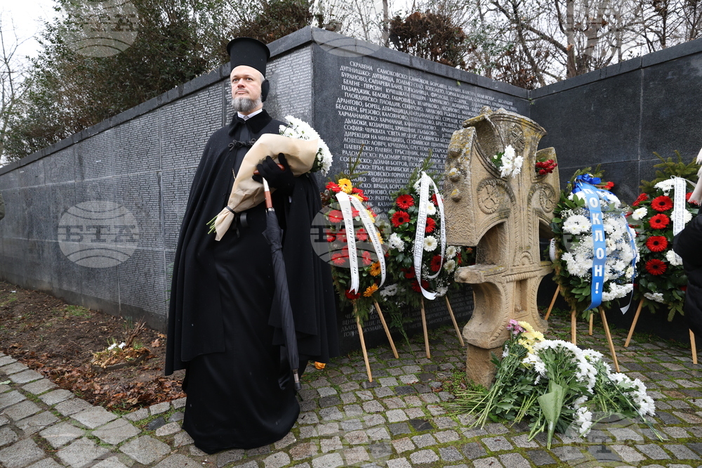 Мемориал на жертвите на комунистическия режим - поднасяне на венци