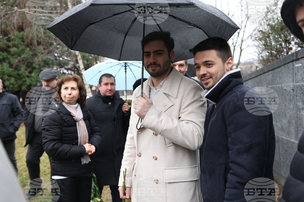 Мемориал на жертвите на комунистическия режим - поднасяне на венци