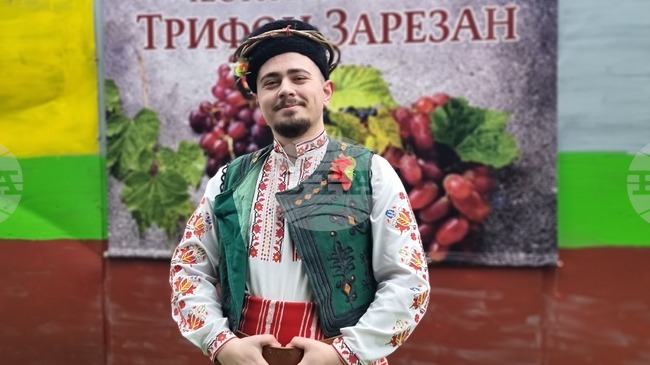 С ритуално зарязване на лозите и избиране на нов „Цар на виното“ отбелязаха Трифон Зарезан в най-стария ямболски квартал