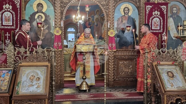 Отец Красимир говори пред миряните в Шумен за подготовката към Великия пост и припомни притчата за митаря и фарисея