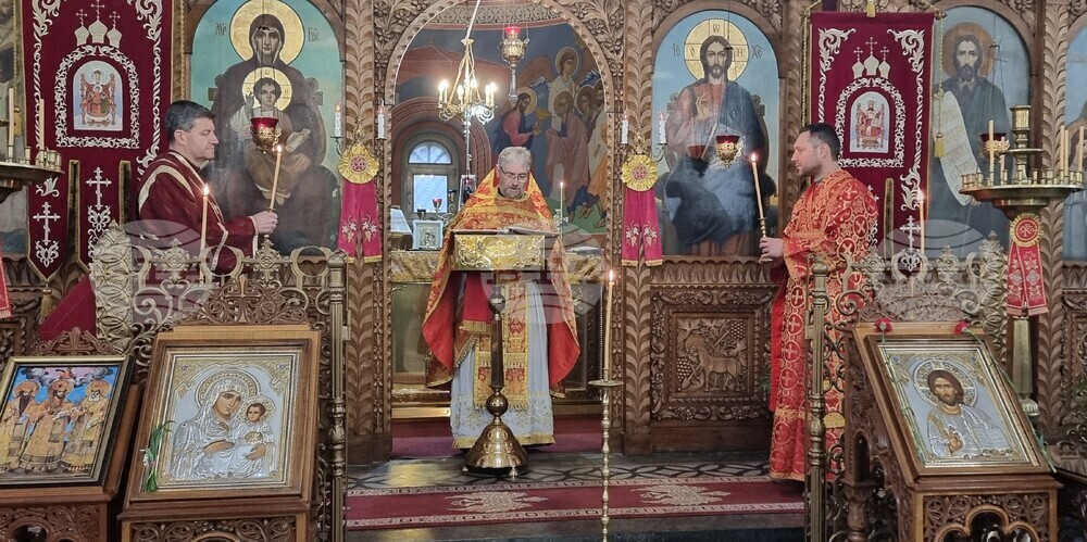 Отец Красимир говори пред миряните в Шумен за подготовката към Великия пост и припомни притчата за митаря и фарисея