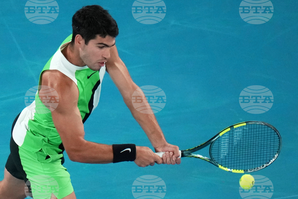 Карлос Алкарас се класира за полуфиналите на турнира по тенис в Доха, Якуб Меншик отстрани Яник Синер