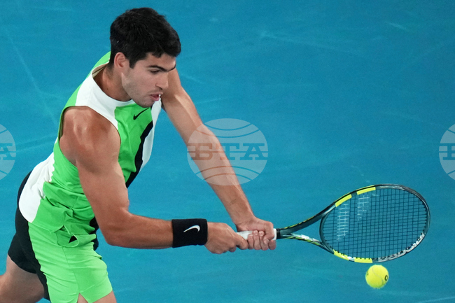 Карлос Алкарас се класира за полуфиналите на турнира по тенис в Доха, Якуб Меншик отстрани Яник Синер