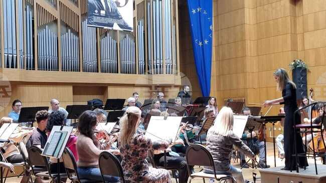 Програмата тази вечер е едно добро обединение между мен и Симфоничен оркестър – Пазарджик, каза диригент Ванеса Бенели-Мозел