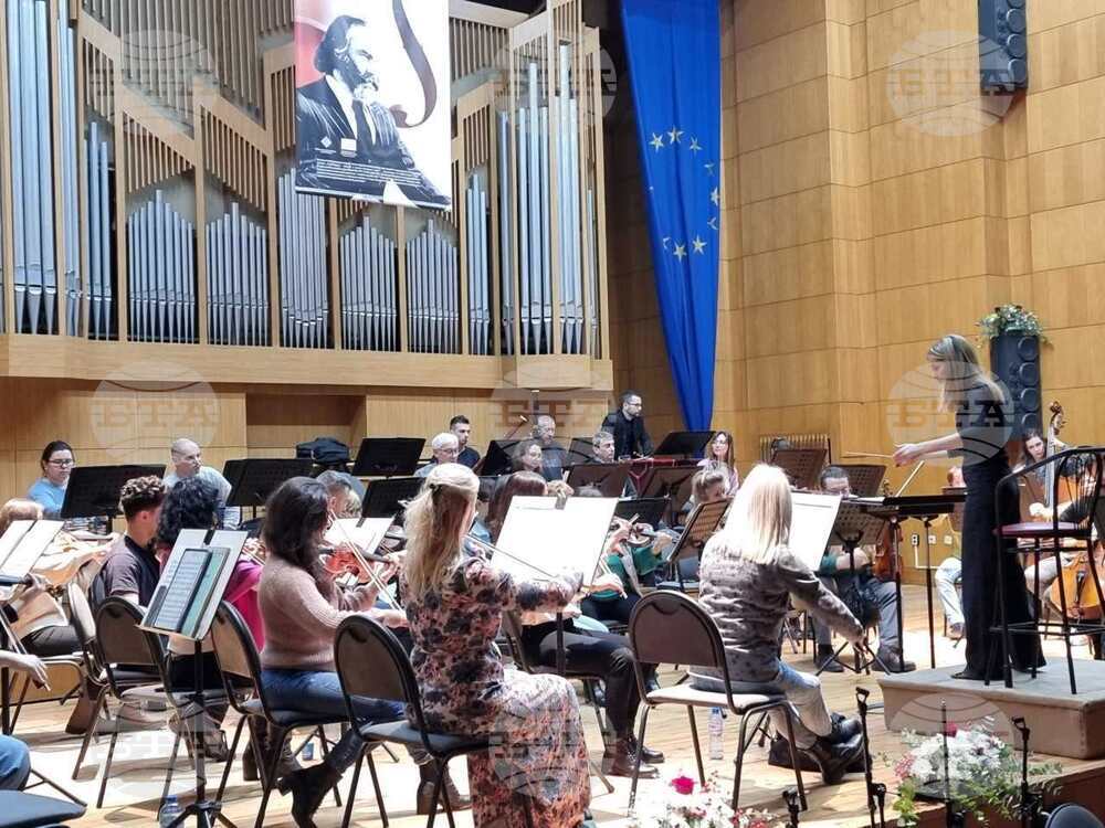 Програмата тази вечер е едно добро обединение между мен и Симфоничен оркестър – Пазарджик, каза диригент Ванеса Бенели-Мозел