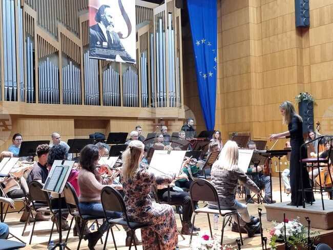 Програмата тази вечер е едно добро обединение между мен и Симфоничен оркестър – Пазарджик, каза диригент Ванеса Бенели-Мозел