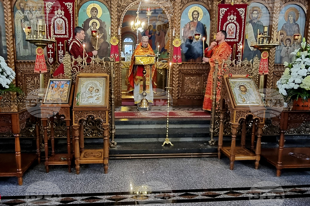 Шумен - църква „Св. Три Светители“ - неделна служба