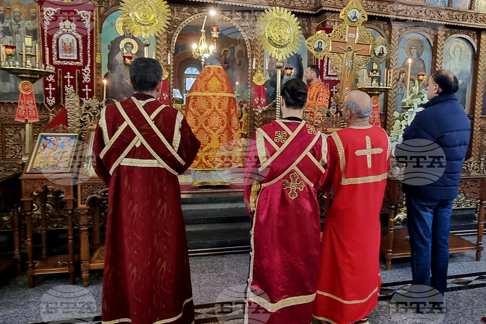 Шумен - църква „Св. Три Светители“ - неделна служба