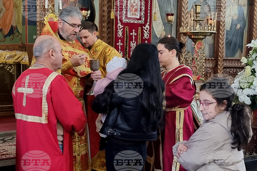 Шумен - църква „Св. Три Светители“ - неделна служба