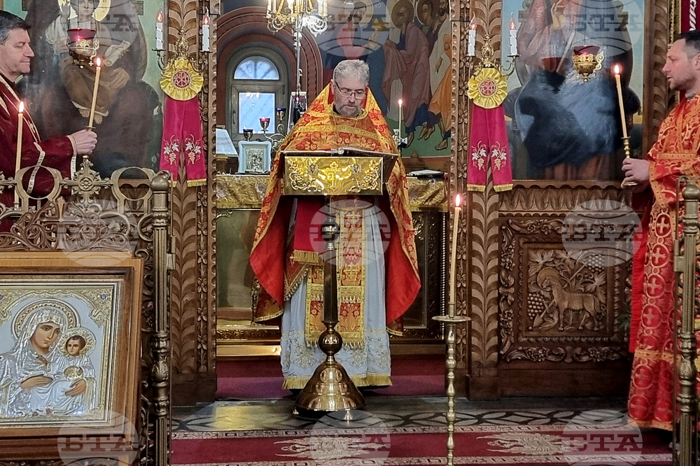 Шумен - църква „Св. Три Светители“ - неделна служба