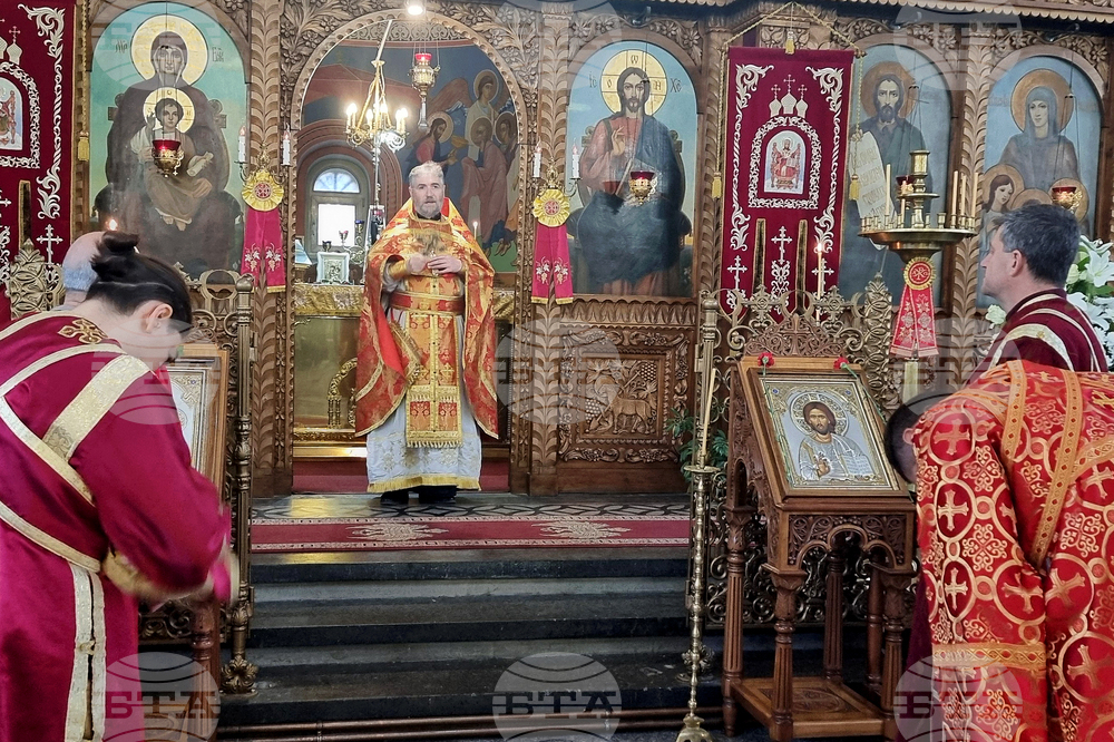 Шумен - църква „Св. Три Светители“ - неделна служба