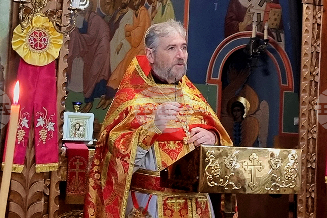 Шумен - църква „Св. Три Светители“ - неделна служба