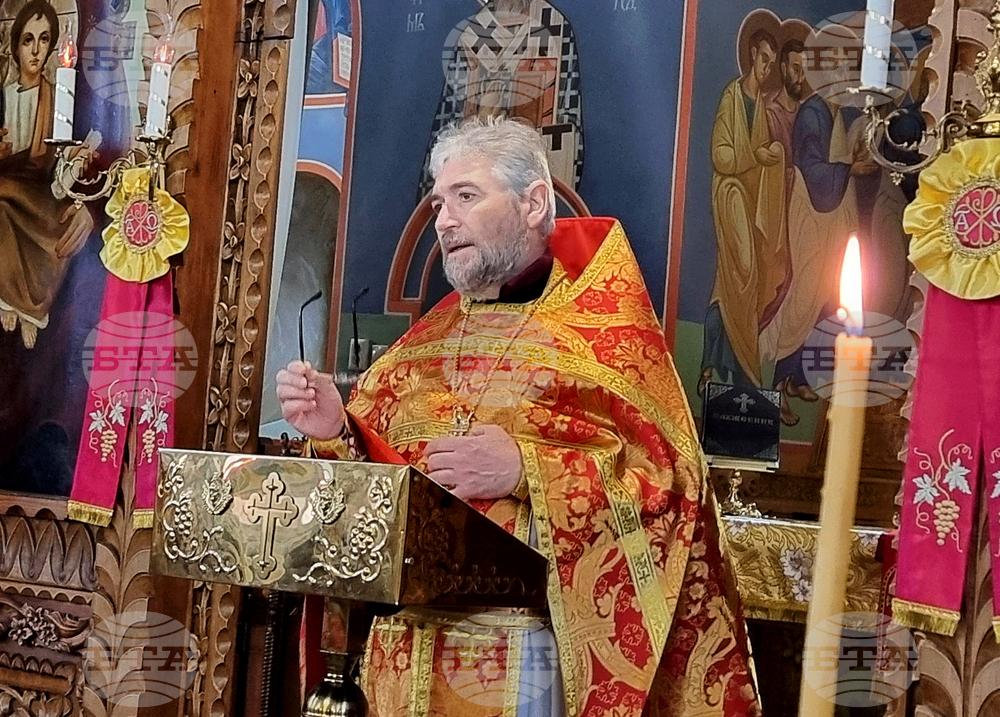 Шумен - църква „Св. Три Светители“ - неделна служба