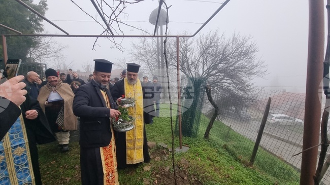 На Трифон Зарезан ритуално зарязаха църковните лози в църквата „Св. мчк Трифон“ в старозагорското село Малка Верея
