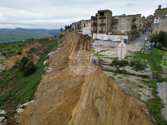 Мелони се върна в град Нишеми, който е засегнат от огромно свлачище