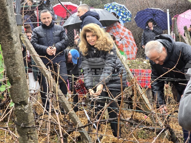 Стига толкова политически спектакли, дългът ни е хората да живеят по-добре, каза в с. Делчево президентът Илияна Йотова