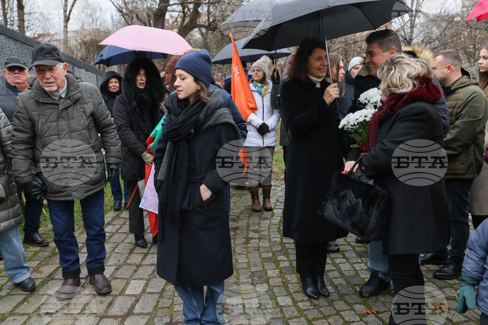 Мемориал на жертвите на комунистическия режим - поднасяне на венци