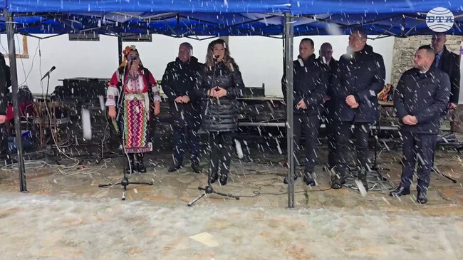 Стига толкова политически спектакли, дългът ни е хората да живеят по-добре, каза в с. Делчево президентът Илияна Йотова