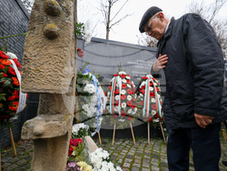 Мемориал на жертвите на комунистическия режим - поднасяне на венци