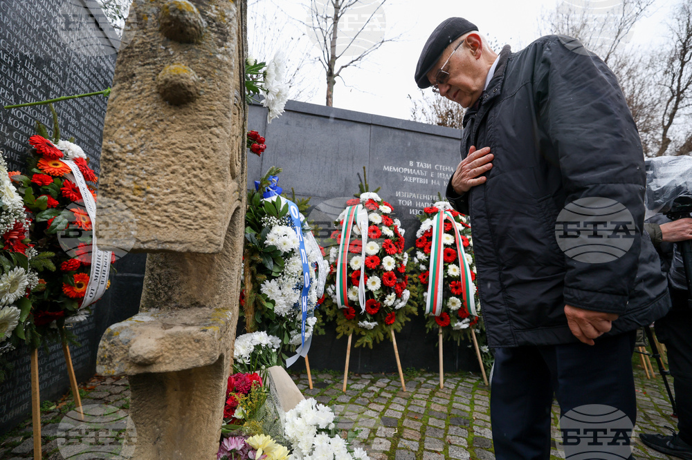 Мемориал на жертвите на комунистическия режим - поднасяне на венци