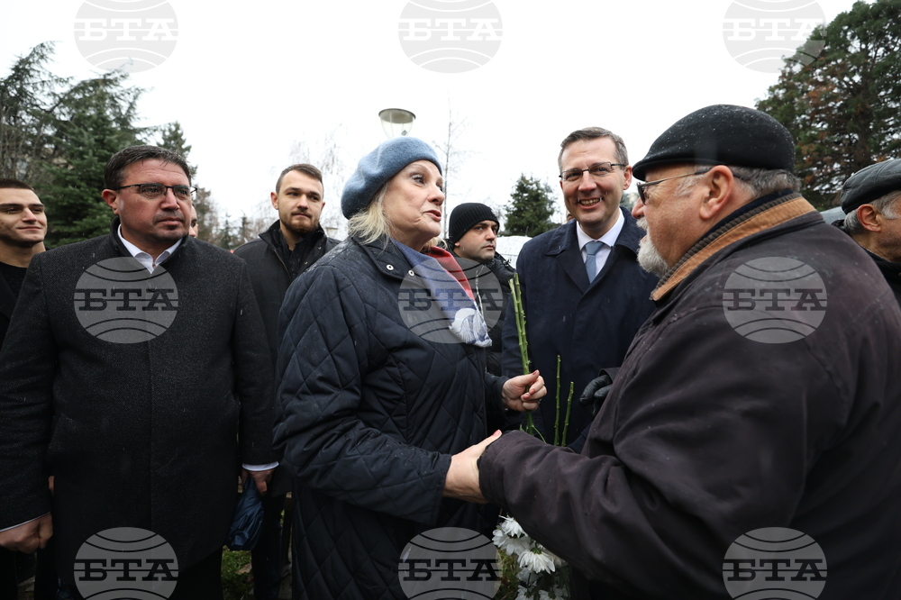 Мемориал на жертвите на комунистическия режим - поднасяне на венци