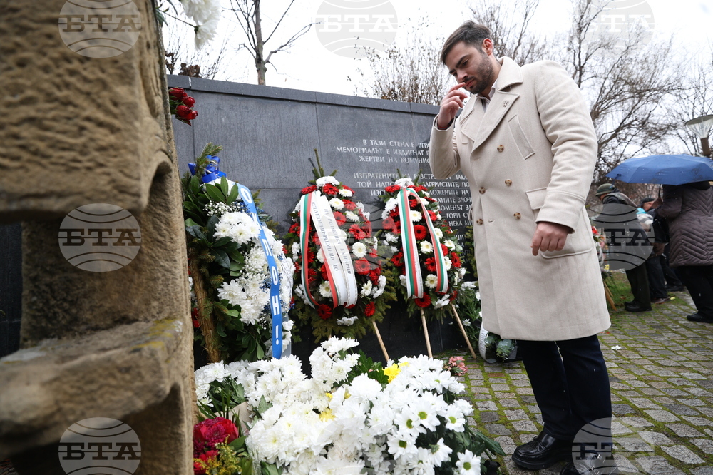 Мемориал на жертвите на комунистическия режим - поднасяне на венци