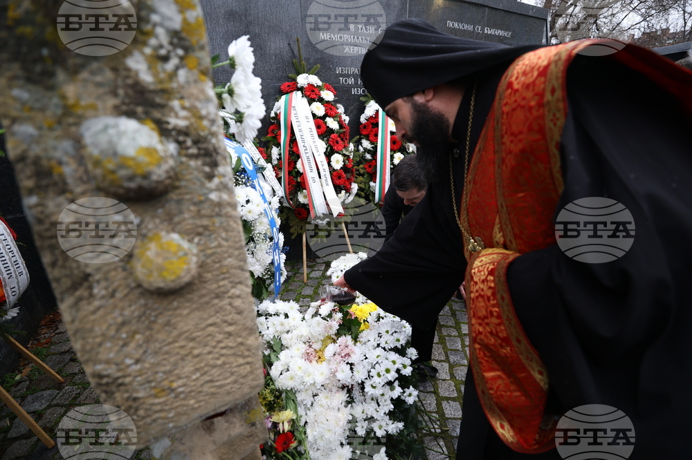 Мемориал на жертвите на комунистическия режим - поднасяне на венци