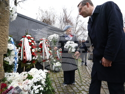 Мемориал на жертвите на комунистическия режим - поднасяне на венци