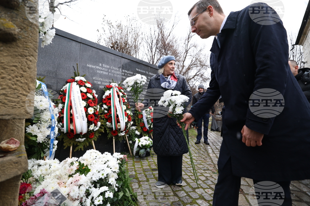 Мемориал на жертвите на комунистическия режим - поднасяне на венци