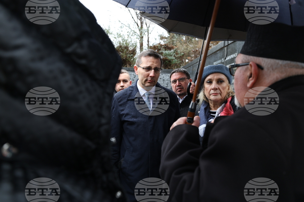 Мемориал на жертвите на комунистическия режим - поднасяне на венци