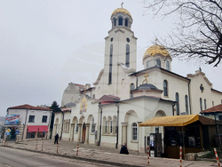 Шумен - църква „Св. Три Светители“ - неделна служба