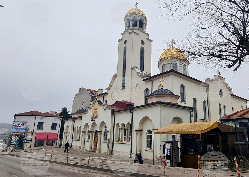 Шумен - църква „Св. Три Светители“ - неделна служба