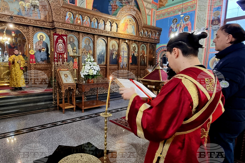 Шумен - църква „Св. Три Светители“ - неделна служба