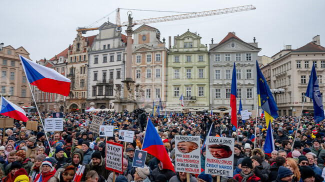 Хиляди се събраха на митинг в подкрепа на чешкия президент в спора му с външния министър