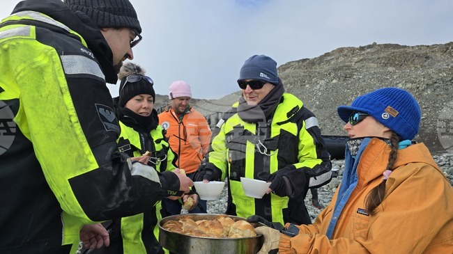 Четвъртата група антарктици за сезона, начело с проф. Пимпирев, бяха посрещнати с питка и мед на остров Ливингстън 