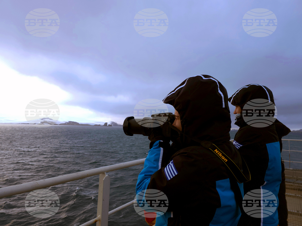 Остров Ливингстън - Антарктида - научноизследователски кораб „Св. св. Кирил и Методий“