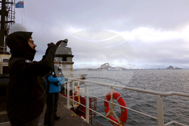 Остров Ливингстън - Антарктида - научноизследователски кораб „Св. св. Кирил и Методий“