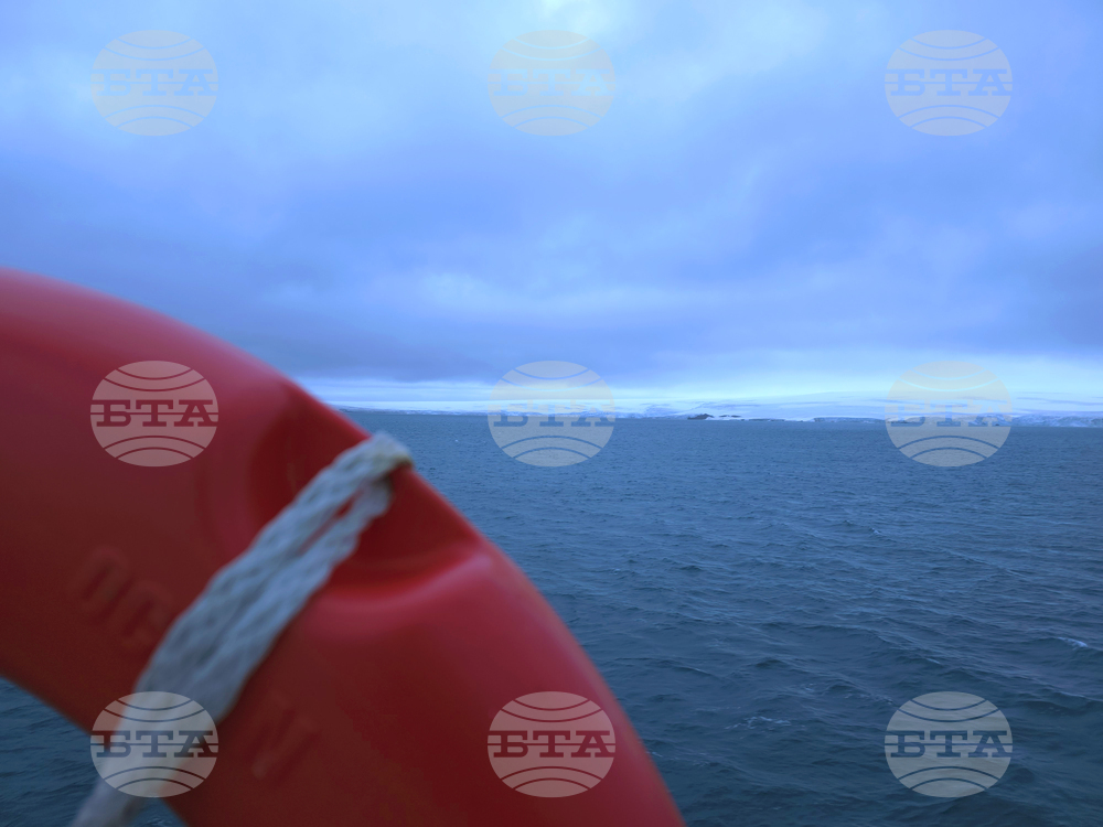 Остров Ливингстън - Антарктида - научноизследователски кораб „Св. св. Кирил и Методий“