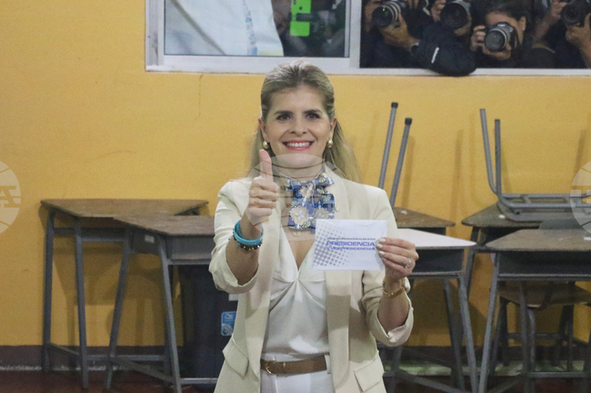 Дясноконсервативната Лаура Фернандес печели президентските избори в Коста Рика още на първи тур