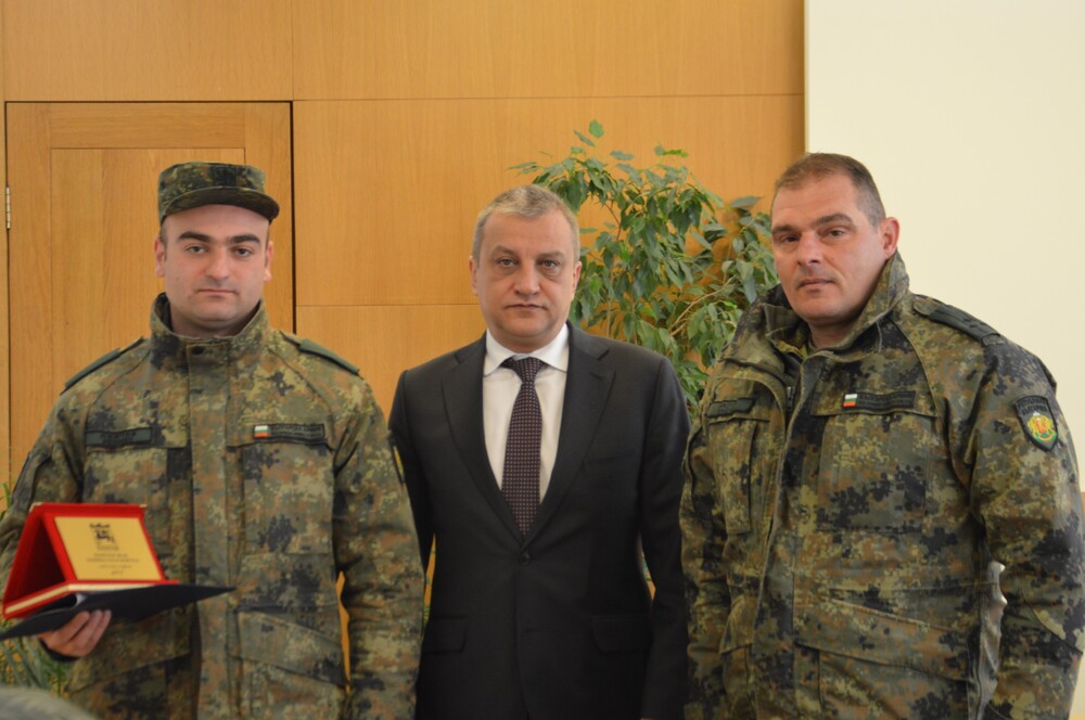 Кметът на Благоевград Илко Стоянов връчи почетен знак на редник Марио Пейчев, спасил човешки животи при катастрофа край Благоевград