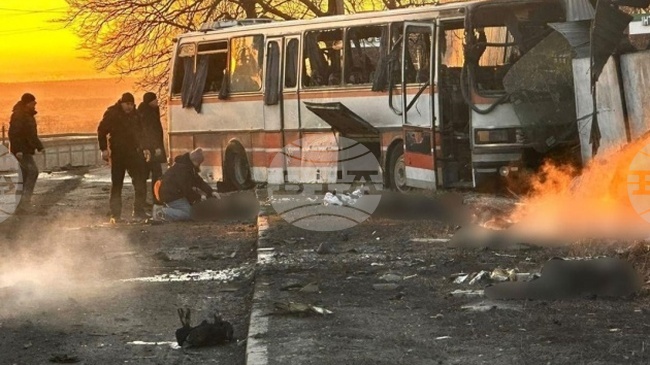 Петнадесет са вече убитите при руската атака с дрон срещу автобус с работници в Източна Украйна