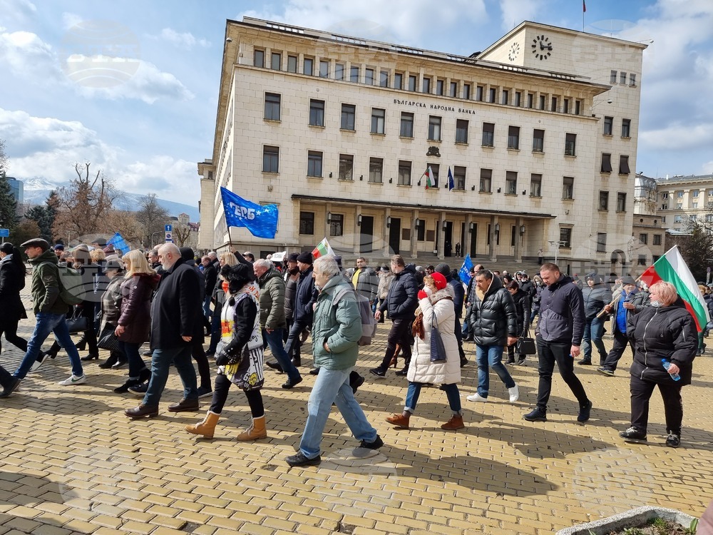 Протестиращите от ГЕРБ се отправиха на шествие в центъра на столицата