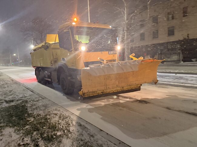 Снегопочистващи машини започнаха обработката по улиците и пътищата на община Русе