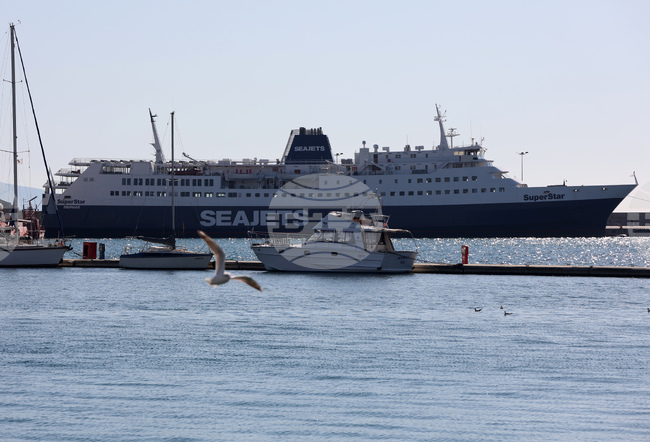 Част от фериботите в Йонийско море не се движат поради неблагоприятни атмосферни условия