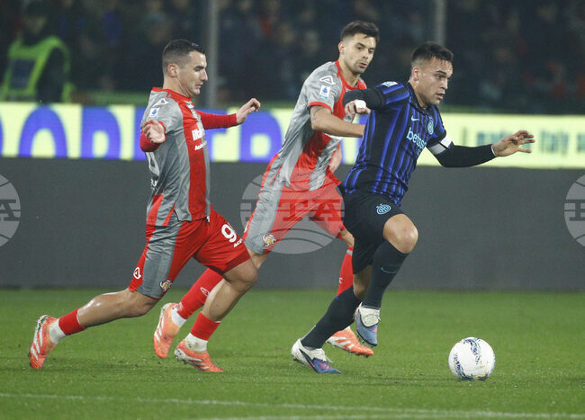 Интер взе рутинна победа при визитата си на Кремонезе и се отдалечи на осем точки на върха в Серия "А"