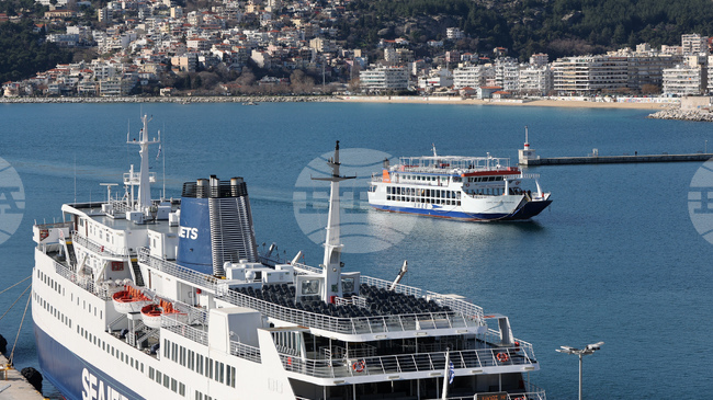 Бурни ветрове създават проблеми за движението на фериботите в Гърция