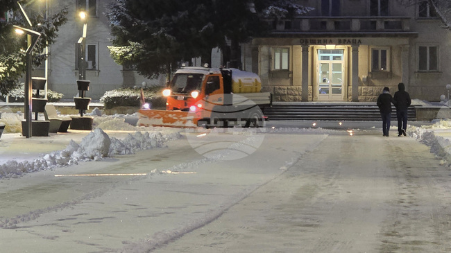 Техниката на общинското предприятие „Благоустройство и комунално стопанство“ е на терен и почиства пътните платна, казаха от Община Враца 
