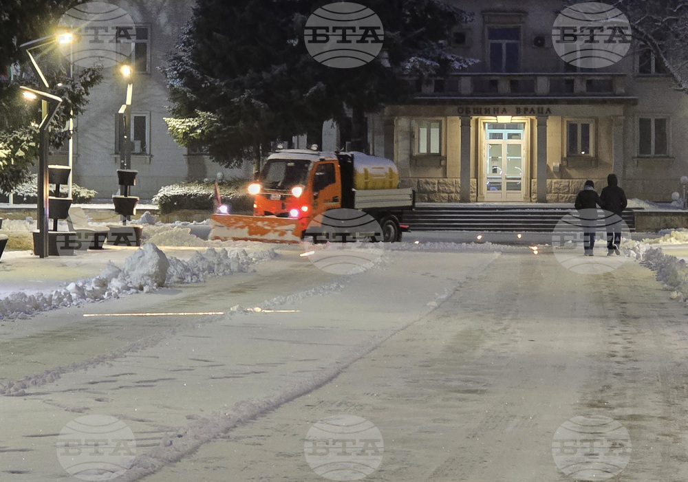 Техниката на общинското предприятие „Благоустройство и комунално стопанство“ е на терен и почиства пътните платна, казаха от Община Враца 