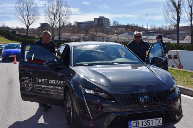 Община Благоевград: Парк „Македония“ се превърна в арена на майсторско шофиране: кметът на Благоевград Илко Стоянов откри дамско рали „На високи токчета“, влезе в ролята и на навигатор