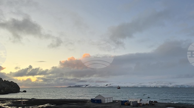 Българският научноизследователски кораб "Св. св. Кирил и Методий" ще отплава около о. Ливингстън за пробонабиране